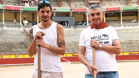 Manuel y Javier Casado, padre e hijo, sobre la arena de la plaza de toros de Pamplona