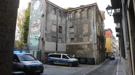 Imagen de la calle Jarauta con dos furgones de la Policía Municipal