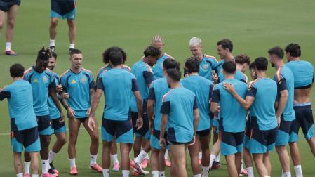 Los jugadores de la selección española, durante el entrenamiento de este lunes en el Estadio Cotton Bowl en Dallas