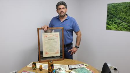 El coleccionista Javier Azqueta Rodríguez rodeado por algunas de sus piezas. En sus manos, sujeta el programa de San Fermín de 1880 ―único ejemplar, por ahora, documentado―