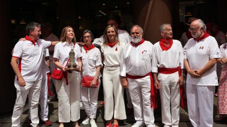 Luis María Ordoki Urdaci (sobrino político), Lucinia Artaiz Urdaci (sobrina), Inés Artaiz Urdaci (sobrina), Leire Alemán Duque (Maisonnave), Peio Etxarri Mayugo (Ferminmusic y Concurso de Música en la Calle), Florentino Gallego Laya (Banda de Música Popular del Maestro Bravo) y Patxi Alemán Díez de Ulzurrun (Maisonnave), en el acto de homenaje a María Jesús Artaiz Zabalza