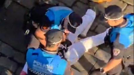 La Policía Municipal le ha practicado un torniquete de urgencia en el muslo, donde se aprecia claramente que ha recibido una cornada