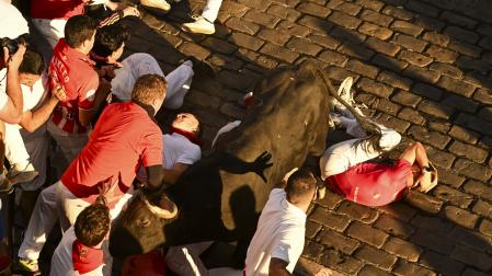 Secuencia exclusiva de la cornada en el Ayuntamiento durante el último encierro de San Fermín 2026