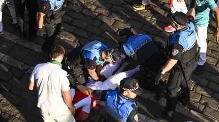 Fotos del octavo encierro de San Fermín 2026 con toros de la ganadería de Jandilla en la plaza del Ayuntamiento.