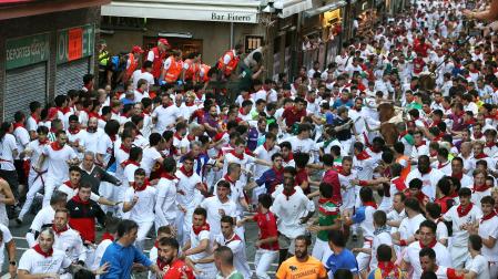 Fotos del octavo encierro de San Fermín 2026 con toros de la ganadería de Jandilla en la calle Estafeta.