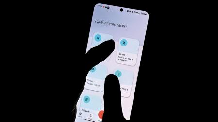 Un ciudadano utiliza la ‘app’ de Bizum en un móvil