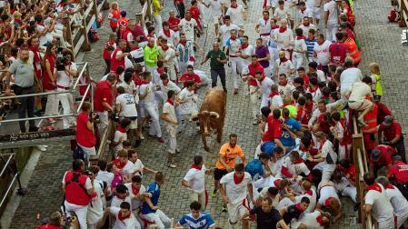 Fotos del octavo encierro de San Fermín 2026 con toros de la ganadería de Jandilla en la bajada al callejón.