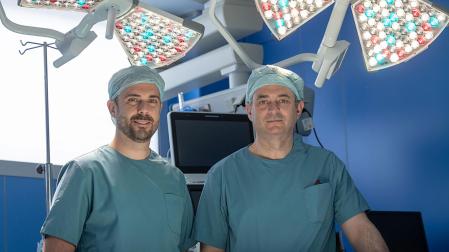 El Dr. Jorge Caño con el Dr. Daniel Sánchez Zalabardo, en los quirófanos de la sede de Pamplona de la Clínica Universidad de Navarra