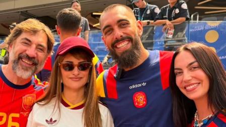 Javier Bardem, Penélope Cruz, Borja Iglesias y su pareja, María Valero, en una fotografía durante el Mundial