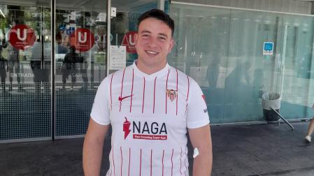 Álvaro Moyano Gámez, a la salida del Hospital Universitario de Navarra