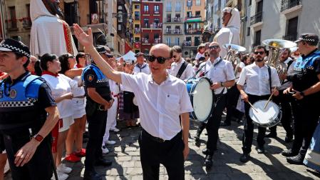 El director de La Pamplonesa, Vicent Egea, emocionado en la plaza Consistorial en su último acto oficial de los Sanfermines