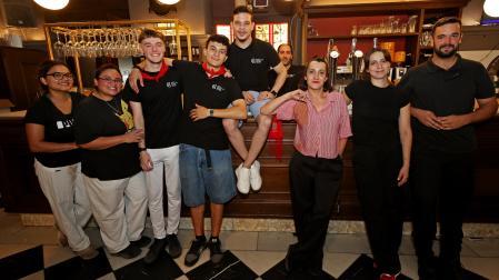 Trabajadores del bar del Nuevo Casino que despachan desayunos mientras el Baile de la Alpargata. Marina Órtiz, con camisa de cuadros rojos y blancos