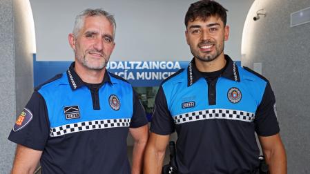 Juan y Ángel, los dos agentes que han atendido al corneado