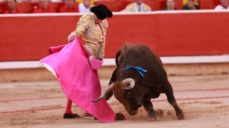 Juan Ortega con el primer toro de la tarde