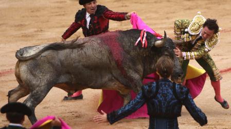 El diestro Rafaelillo, prendido por el toro de Escolar en 2025