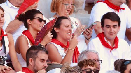 Tana Rivera, con ganas de sol, siguiendo este martes 13 de julio la corrida de toros en el coso pamplonés