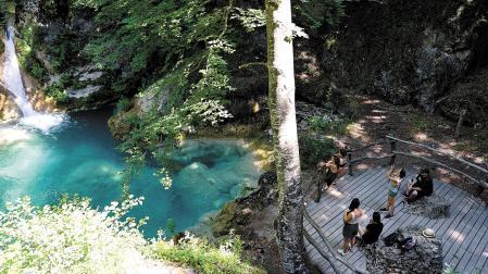 Visitantes admiran una de las pozas de aguas turquesas en una de las visitas de este martes.