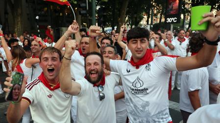 Los aficionados siguen el partido entre Francia y España en Pamplona
