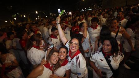 Los aficionados siguen el partido entre Francia y España en Pamplona