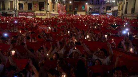 Velas y pañuelos en alto para despedir a nueve días de fiesta en Pamplona