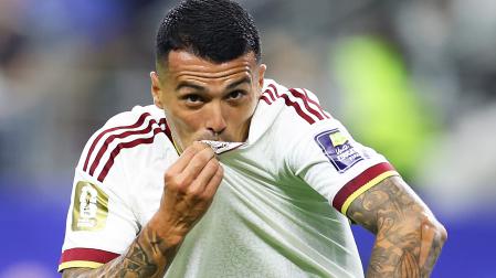 Pedro Porro se besa el escudo de la camiseta tras anotar el 0-2 a Francia durante la semifinal del Mundial 2026