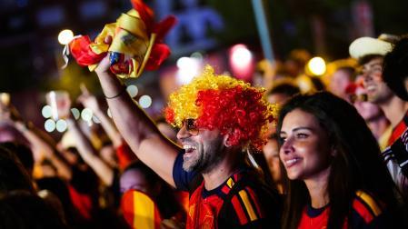 Aficionados celebran la victoria de España en las semifinales del Mundial 2026 que han disputado frente a Francia, desde la "fan zone" de la Plaza de Colón en Madrid, este martes
