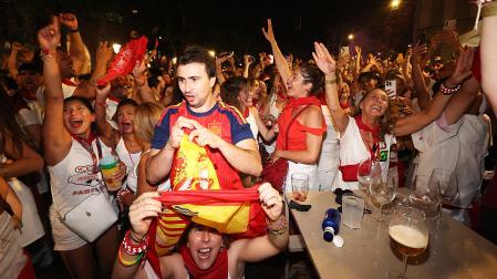 Aficionados navarros celebran el triunfo de España contra Francia en un bar de Pamplona