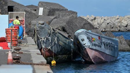Vista de una embarcación en la que fueron rescatados 131 inmigrantes en aguas cercanas a El Hierro