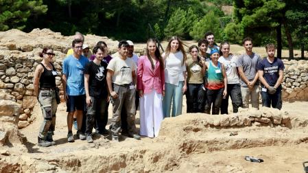 La princesa Leonor y la infanta Sofía, junto a los jóvenes en el yacimiento de Empúries (Girona)