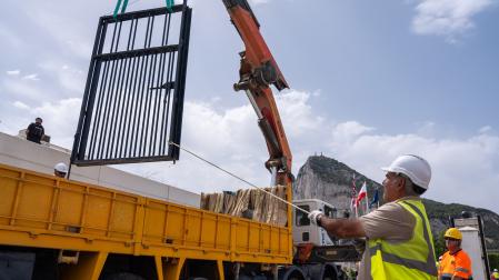 Acto de demolición de la verja de la Línea de la Concepción (Cádiz)