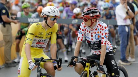 Pogacar y Vingegaard charlan antes del inicio de la undécima etapa del Tour