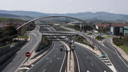 Imagen de archivo de la Autovía del Camino (A-12) a su paso por el debajo del anillo de Zizur, donde se instalará el radar
