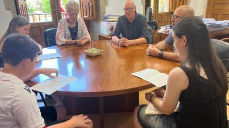 Representantes de los alumnos durante la firma con el alcaldesa de Viana, Yolanda González y acompañados por el director, Hugo Sordo.