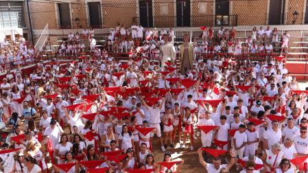 Vecinos de Cadreita y visitantes, pañuelos en alto ayer esperando que el cohete festivo fuera lanzado