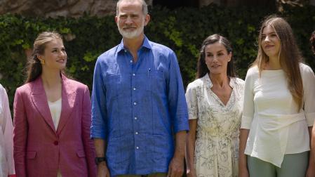 Los reyes Felipe y Letizia y sus hijas, la princesa Leonor y la infanta Sofía, posan con los premiados por la Fundación Princesa de Girona durante el encuentro que han mantenido este miércoles 15 de julio