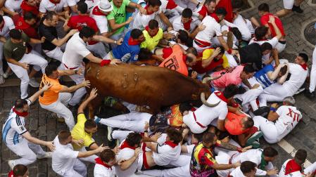'Juncoso' de la ganadería Álvaro Núñez arremete contra un grupo caído en la Curva de Telefónica en el encierro del día 10.