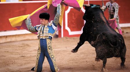 Tomás Rufo, triunfador de la Feria del Toro 2026, recibe a uno de sus toros con un farol de rodillas el día 14 en la corrida de Jandilla