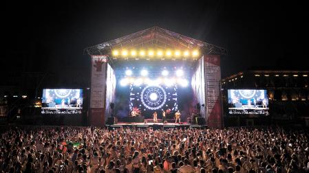 La madrileña Isabel Aaiún abrió los conciertos de San Fermín en la Plaza del Castillo en la noche del 6 de julio, que reunió a cerca de 8.000 personas, antes de la actuación de Boney M.