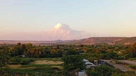 El humo provocado por el incendio en la comarca de las Cinco Villas (Zaragoza), visto desde Tudela