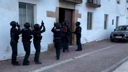 Agentes de la Guardia Civil durante uno de los registros