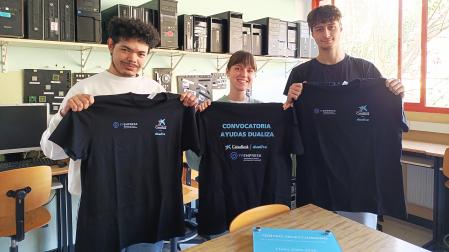 Responsables del CIP Virgen del Camino posan con las camisetas de la iniciativa