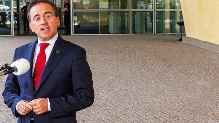 El ministro de Exteriores, José Manuel Albares, habla ante los medios este miércoles 15 de julio antes del acto de la verja de Gibraltar
