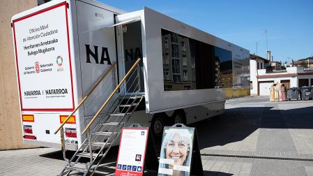 Imagen de la Oficina Móvil de Atención Ciudadana de Navarra durante una visita a Alsasua