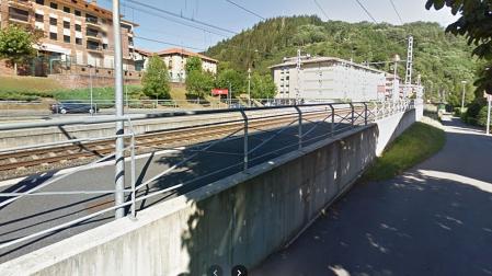 Las vías del tren de la estación de Anoeta (izda.) junto a la calle Apeadero de la localidad