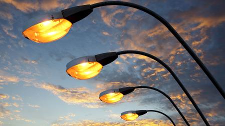 Farolas iluminadas en una calle de Pamplona