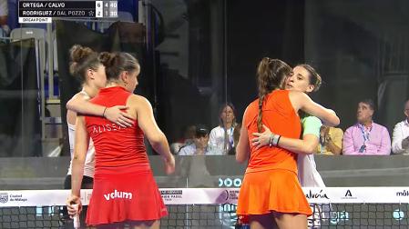 Marta Ortega y Martina Calvo saludan a Giulia Dal Pozzo y Nuria Rodríguez tras el choque de octavos del Málaga P1
