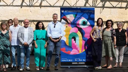 El director general de Cultura, Ignacio Apezteguia, junto a las directoras artísticas del Festival, Ane Pikaza y María Goiricelaya, y representantes del Ayuntamiento de Olite y de las compañías participantes