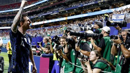 Lionel Messi saluda a la grada tras vencer a Inglaterra y clasificarse para la final del Mundial 2026