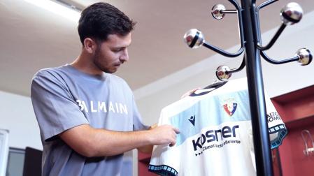 Raúl García de Haro junto a la segunda camiseta que lucirá Osasuna en la temporada 2026/27