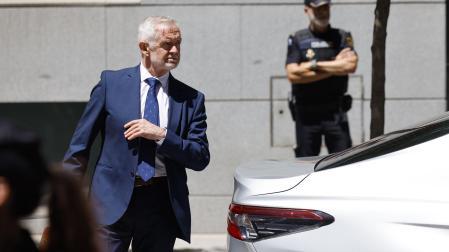 El director adjunto operativo (DAO) de la Guardia Civil, Manuel Llamas, sale tras asistir para declarar ante el juez de la Audiencia Nacional Santiago Pedraz después de ser imputado en el Caso Leire